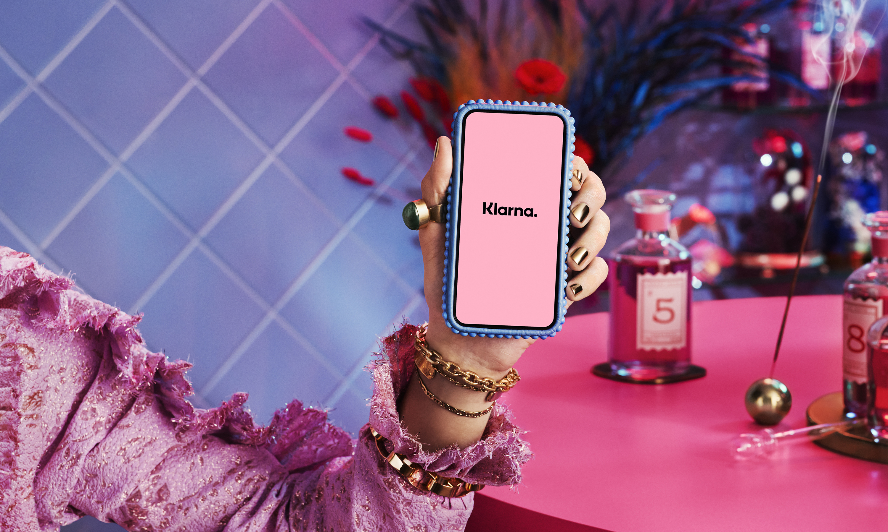 Person holding phone with Klarna app